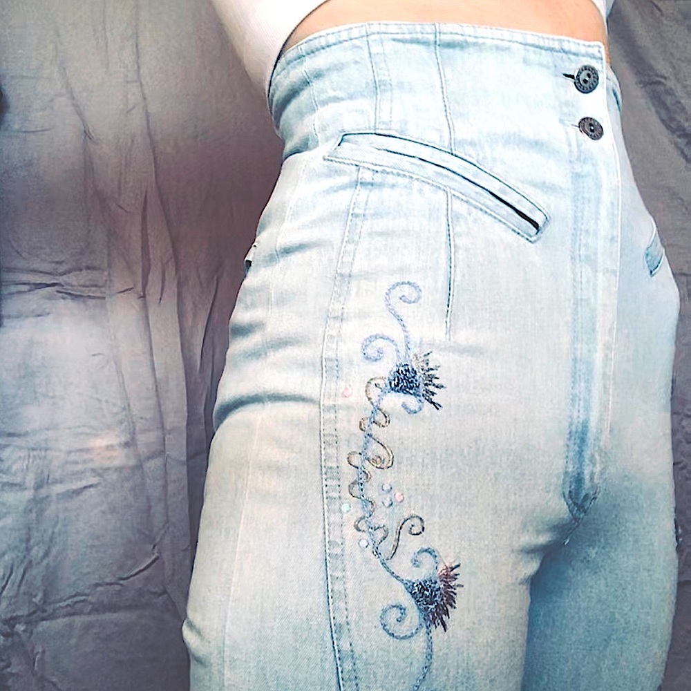 🛼 VINTAGE 1970, ULTRA HIGH WAIST, EMBROIDERED & CROPPED JEANS